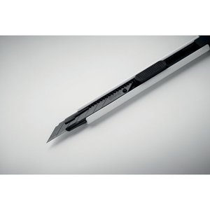 Small retractable knife — BLADE