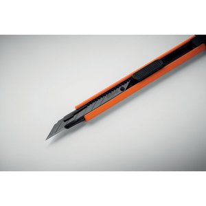 Small retractable knife